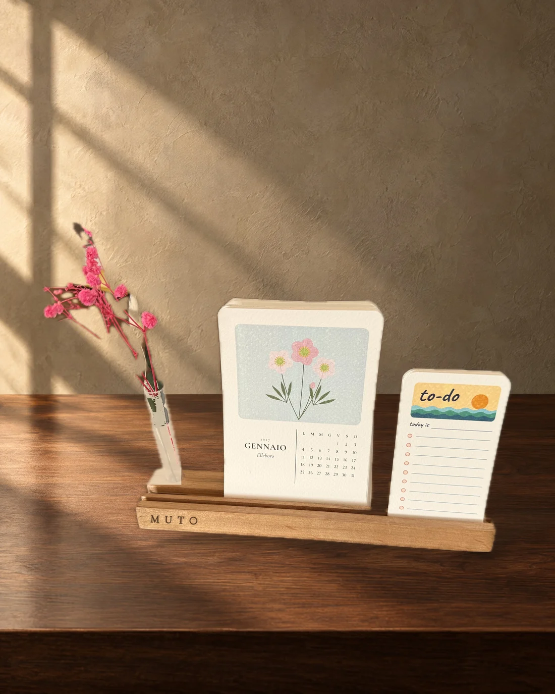Calendario Officina: base grande con provetta e gipsofila rosa, calendario Fiori di gennaio e blocco to-do, MUTO inciso