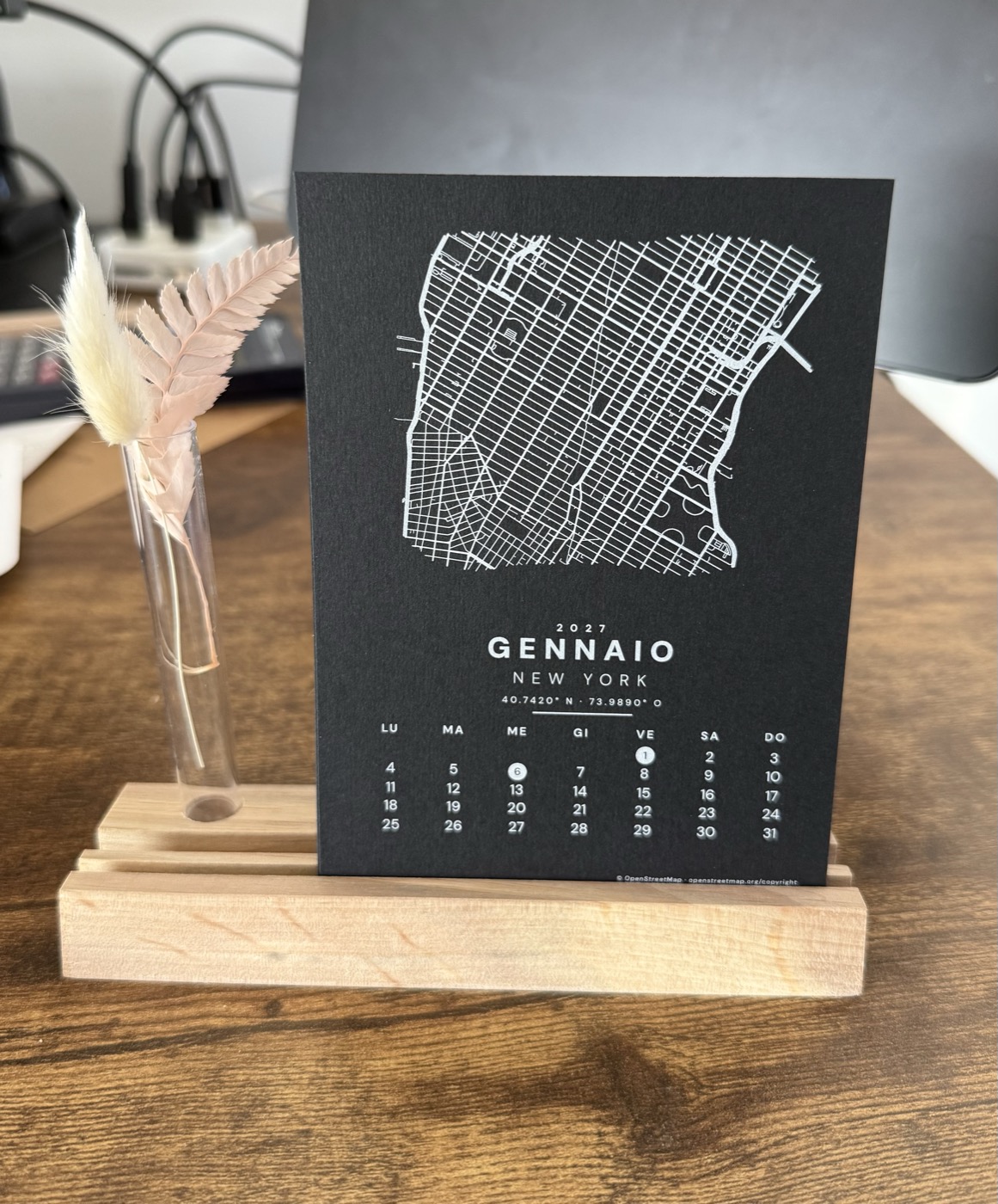 Calendario MUTO su base in legno, mese di gennaio con la mappa di New York